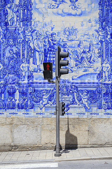 Capela das Almas. Trafiklys foran den kakkel-dekorerede kirke Capela das Almas i Porto; ; Porto; Portugal; ; ; Kirker, kristendom