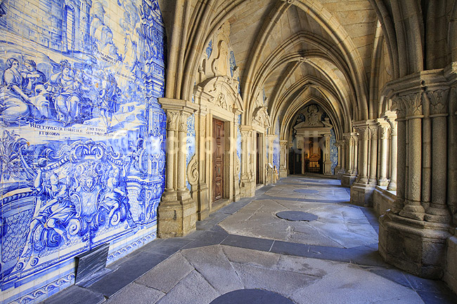 Porto Cathedral. Den indre buegang i Katedralen i Porto; ; Porto; Portugal; ; ; Kirker, kristendom