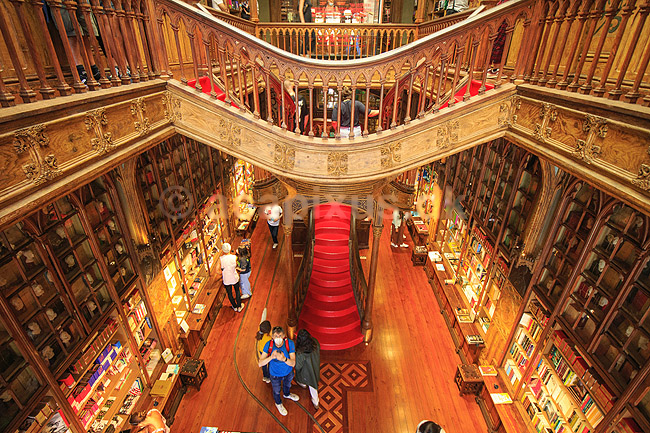 Livraria Lello. Trappen i Livraria Lello, som har givet inspiration til trapperne p� Hogwarts i Harry Potter filmene; ; Porto; Portugal; ; ; B�ger, boghandel, boghandlere, r�d, trapper, design, Art Deco