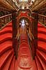Livraria Lello. Trappen i Livraria Lello, som har givet inspiration til trapperne p� Hogwarts i Harry Potter filmene  Porto Portugal   B�ger, boghandel, boghandlere, r�d, trapper, design, Art Deco