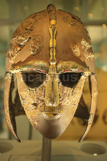 Sutton Hoo helmet. Sutton Hoo helmet p� The British Museum i London. Anglo-Saxisk hj�lm begravet ved Sutton Hoo skibsgrav ca 625 generelt associeret King R�dwald of East Anglia; ; The British Museum / London; England; ; sev�rdigheder; Museumer