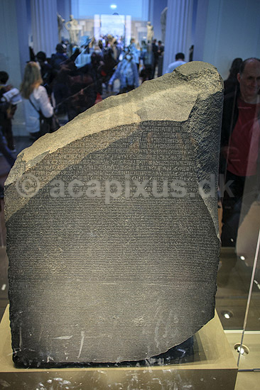 Rosettestenen. Rosatta stenens inskriptioner med 3 skriftstyper, egyptiske hieroglyffer, egyptisk demotisk og gr�sk, muliggjorde tydning af de egyptiske hieroglyffer; ; The British Museum / London; England; ; sev�rdigheder; Rosetta stone, Rachid, Rosettastenen, Decifreret af Thomas Young og Jean-Fran�ois Champollion, sprog, skriftstegn