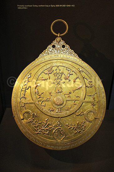 Astrolabe. Astrolabe fra Ayyubid dynasty i Tyrkiet fremstillet af messing, med indl�g af bronce og s�lv, i 1241 eller 1242 af al-Misri, Abd al-Karim; ; The British Museum / London; England; ; sev�rdigheder; Astronomi, instrumenter, forudsigelse
