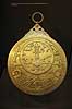 Astrolabe. Astrolabe fra Ayyubid dynasty i Tyrkiet fremstillet af messing, med indl�g af bronce og s�lv, i 1241 eller 1242 af al-Misri, Abd al-Karim  The British Museum / London England  sev�rdigheder Astronomi, instrumenter, forudsigelse