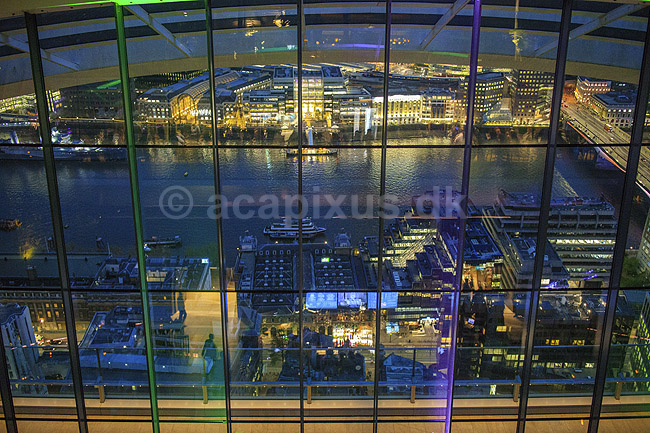 Sky Garden i London. Udsigt over Themsen og London fra Sky Garden p� toppen af The Fenchurch Building (The Walkie-Talkie) i London; ; Sky Garden / London; England; ; sev�rdigheder; barer, bar, restaurant, restauranter