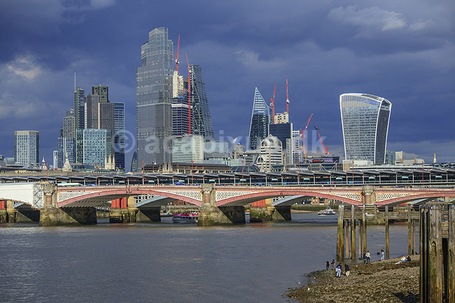 London skyline. City of London skyline med byggekraner bag Blackfriars Bridge og med Themsen i forggrunden. Th The Fenchurch Building (The Walkie-Talkie); ; London; England; ; ; Skyskrabere, storbyer, hovedsad, hovedst�der