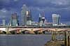 London skyline. City of London skyline med byggekraner bag Blackfriars Bridge og med Themsen i forggrunden. Th The Fenchurch Building (The Walkie-Talkie)  London England   Skyskrabere, storbyer, hovedsad, hovedst�der