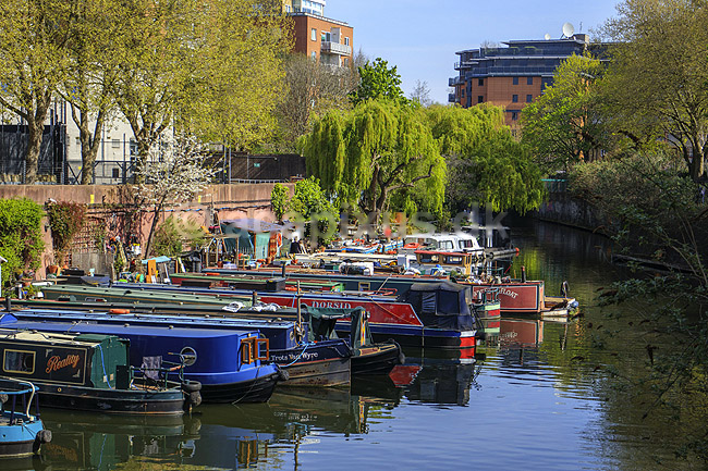 Husb�de. Husb�de forankret ved Lisson Grove Mooring i Regent's Canal i London; ; Little Venice / London; England; ; ; Husb�d, beboelse, huspriser