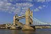 Tower Bridge. Tower Bridge over Themsen i London  London England   Broer Themsen River Thames Sev�rdigheder