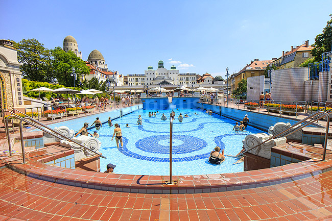 Gellert thermiske bade. Gellert termiske bade, Gellert Thermal Baths and Swimming Pool, p� den vestlige Buda-side af Donaufloden i Budapest; ; Hotel Gellert / Budapest; Ungarn; ; sev�rdigheder; Gellert Gyogyfurdo es Uszoda, swimmingpool, badeferie, badning, sv�mning