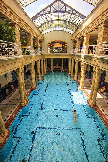 Gellert thermiske bade. Gellert termiske bade, Gellert Thermal Baths and Swimming Pool, p� den vestlige Buda-side af Donaufloden i Budapest; ; Hotel Gellert / Budapest; Ungarn; ; sev�rdigheder; Gellert Gyogyfurdo es Uszoda, swimmingpool, badeferie, badning, sv�mning