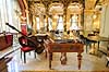 New York Cafe. Piano / klaver og gulvbas p� den ber�mte New York Cafe i Budapest   New York Cafe / Budapest Ungarn  sev�rdigheder Cafeer, cafeliv, musik, musikinstrumenter, instrumenter