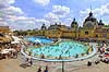 Szechenyi thermiske bade. Szechenyi Thermal Bath p� Pest-siden ad Donaufloden i Budapest  Szechenyi thermiske bade / Budapest Ungarn  sev�rdigheder Szechenyi Gyogyfurdo es Uszoda, swimmingpool, badeferie, badning, sv�mning