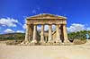 Segesta Templet. Temple of Segesta er et Dorisk tempel p� Sicilien i Trapani provinsen. Segesta er us�dvanligt velbevaret og tilsyneladende aldrig f�rdigbygget. Bygget ca 420 fkf  Segesta / Sicilien Italien  sev�rdigheder Templer, s�jler