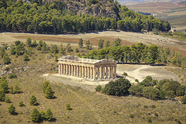 Segesta Templet. Temple of Segesta er et Dorisk tempel p� Sicilien i Trapani provinsen. Segesta er us�dvanligt velbevaret og tilsyneladende aldrig f�rdigbygget. Bygget ca 420 fkf; ; Segesta / Sicilien; Italien; ; sev�rdigheder; Templer, s�jler