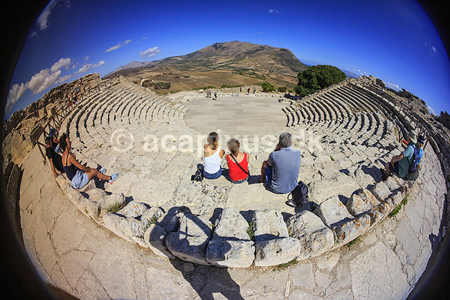 Segesta Teateret. Gr�sk amphiteater p� toppen af Monte Barbaro ved Segesta i Trapani provinsen; ; Segesta / Sicilien; Italien; ; sev�rdigheder; Teatre, amfiteater