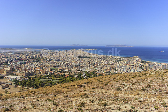 Trapani. Byen Trapani p� vestlige Sicilien med Aegadian Islands og Middelhavet i baggrunden set fra Erice; ; Trapani / Sicilien; Italien; ; ; 