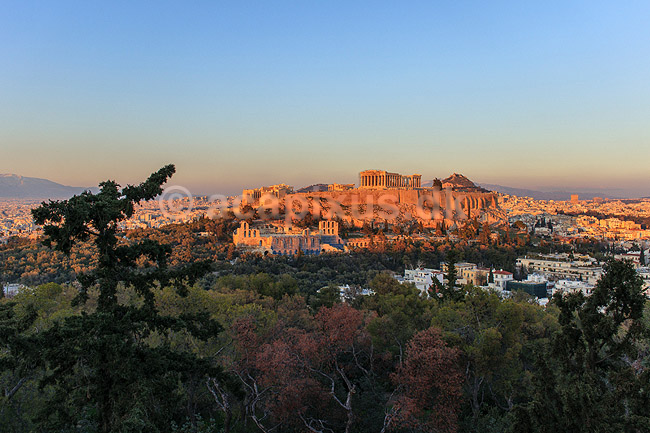 Akropolis. Udsigt over Akropolis med Parthenon templet (Pallas Athenes tempel) og Erechtheion templet (Temple of Athena Polias) set fra Philopappos Hill; ; Akropolis / Athen; Gr�kenland; ; Sev�rdigheder; Hovedstad, hovedst�der, storbyer, Hellas, Acropolis, templer