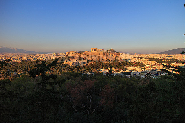 Akropolis. Udsigt over Akropolis med Parthenon templet (Pallas Athenes tempel) og Erechtheion templet (Temple of Athena Polias) set fra Philopappos Hill; ; Akropolis / Athen; Gr�kenland; ; Sev�rdigheder; Hovedstad, hovedst�der, storbyer, Hellas, Acropolis, templer