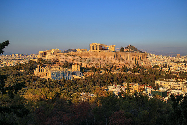 Akropolis. Udsigt over Akropolis med Parthenon templet (Pallas Athenes tempel) og Erechtheion templet (Temple of Athena Polias) set fra Philopappos Hill; ; Akropolis / Athen; Gr�kenland; ; Sev�rdigheder; Hovedstad, hovedst�der, storbyer, Hellas, Acropolis, templer