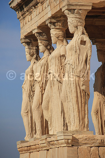 Akropolis. Erechtheion templet (Temple of Athena Polias) p� Akropolis med Korehallen, ogs� kaldet karyatidehallen, med de seks korer eller karyatider; ; Akropolis / Athen; Gr�kenland; ; Sev�rdigheder; Hellas, Acropolis, templer
