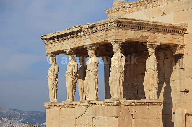 Akropolis. Erechtheion templet (Temple of Athena Polias) p� Akropolis med Korehallen, ogs� kaldet karyatidehallen, med de seks korer eller karyatider; ; Akropolis / Athen; Gr�kenland; ; Sev�rdigheder; Hellas, Acropolis, templer