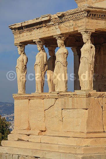 Akropolis. Erechtheion templet (Temple of Athena Polias) p� Akropolis med Korehallen, ogs� kaldet karyatidehallen, med de seks korer eller karyatider; ; Akropolis / Athen; Gr�kenland; ; Sev�rdigheder; Hellas, Acropolis, templer