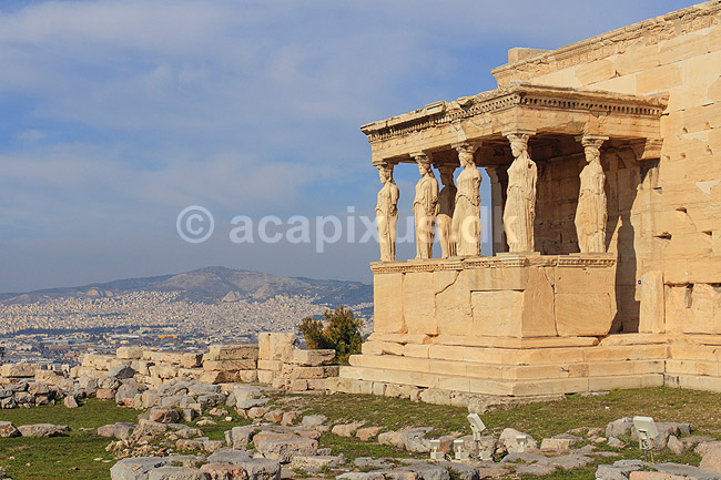 Akropolis. Erechtheion templet (Temple of Athena Polias) p� Akropolis med Korehallen, ogs� kaldet karyatidehallen, med de seks korer eller karyatider; ; Akropolis / Athen; Gr�kenland; ; Sev�rdigheder; Hellas, Acropolis, templer