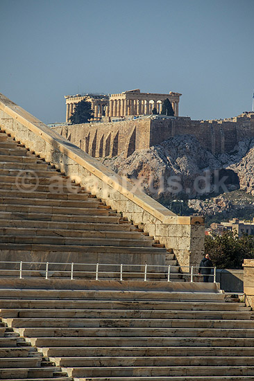 Kallimarmaro og Akropolis. Panathenaic Stadium, eller Kallimarmaro, med Akropolis i baggrunden; ; Akropolis / Athen; Gr�kenland; ; Sev�rdigheder; Hellas, Acropolis, templer