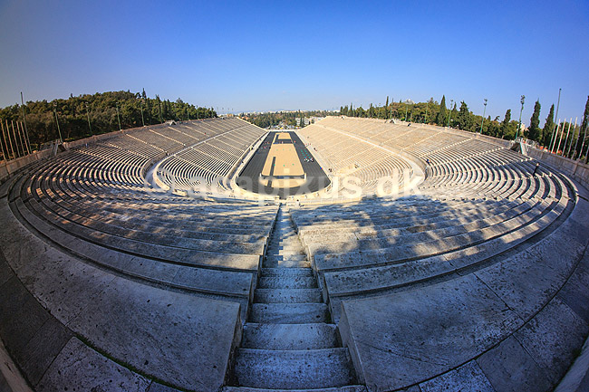 Kallimarmaro. Panathenaic Stadium, eller Kallimarmaro, er et sportsstadion i Athen, hvor de f�rste moderne Olympiske lege blev afholdt i 1896. Det er rekonstrueret fra resterne af det oldgr�ske stadion p� stedet, og Panathinaiko er det eneste st�rre stadion i verden, som er bygget helt af hvid marmor; ; Kallimarmaro / Athen; Gr�kenland; ; Sev�rdigheder; Hellas