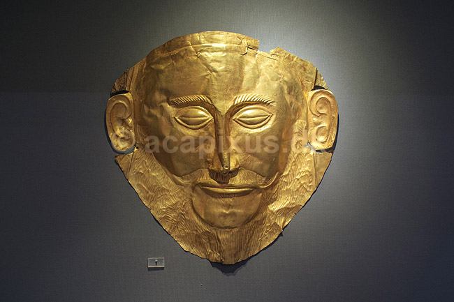 Agamemnons d�dsmaske. Guldmaske fundet i Mykene, der er blevet opfattet som Agamemnons d�dsmaske, men senere dateret til ca 300 �r f�r Agamemnon. Udstillet p� Ark�ologisk Museum i Athen; ; Nationalark�ologisk Museum / Athen; Gr�kenland; ; Sev�rdigheder; Hellas, ark�ologi, historie, museum, udstillinger, The Mask of Agamemnon, Mycenae