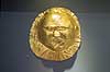 Mykensk d�dsmaske. Guld begravelses d�dsmaske fra grav cirkle A i Mykene udstillet Ark�ologisk Museum i Athen  Nationalark�ologisk Museum / Athen Gr�kenland  Sev�rdigheder Hellas, ark�ologi, historie, museum, udstillinger, Mycenae, 1600-1500 BC.