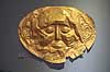 Mykensk d�dsmaske. Guld begravelses d�dsmaske fra grav cirkle A i Mykene udstillet Ark�ologisk Museum i Athen  Nationalark�ologisk Museum / Athen Gr�kenland  Sev�rdigheder Hellas, ark�ologi, historie, museum, udstillinger, Mycenae, 1600-1500 BC.