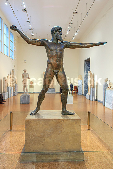 Zeus eller Poseidon. Bronce skulptur af Zeus eller Poseidon udstillet Ark�ologisk Museum i Athen; ; Nationalark�ologisk Museum / Athen; Gr�kenland; ; Sev�rdigheder; Hellas, ark�ologi, historie, museum, udstillinger, Artemision Bronze