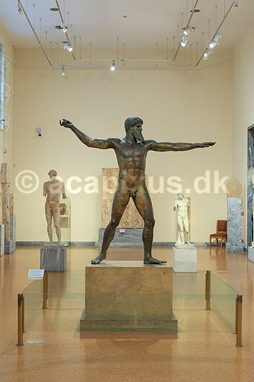 Zeus eller Poseidon. Bronce skulptur af Zeus eller Poseidon udstillet Ark�ologisk Museum i Athen; ; Nationalark�ologisk Museum / Athen; Gr�kenland; ; Sev�rdigheder; Hellas, ark�ologi, historie, museum, udstillinger, Artemision Bronze