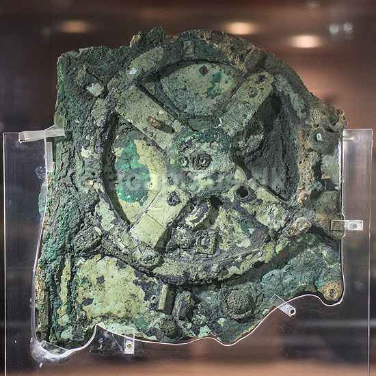 Antikythera Mekanismen. Verdens f�rste computer, som mekanisk kunne forudsige planteter, m�nens og solens stilling. Udstillet Ark�ologisk Museum i Athen; ; Nationalark�ologisk Museum / Athen; Gr�kenland; ; Sev�rdigheder; Hellas, ark�ologi, historie, museum, udstillinger, The Antikythera Mechanism