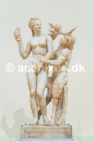 Aphrodite, Pan and Eros. Aphrodite, Pan og Eros, fundet i the House of the Poseidoniastai of Beryttos p� Delos, Aphrodite afviser Pan med sin l�ftede sandal. Udstillet Ark�ologisk Museum i Athen; ; Nationalark�ologisk Museum / Athen; Gr�kenland; ; Sev�rdigheder; Hellas, ark�ologi, historie, museum, udstillinger