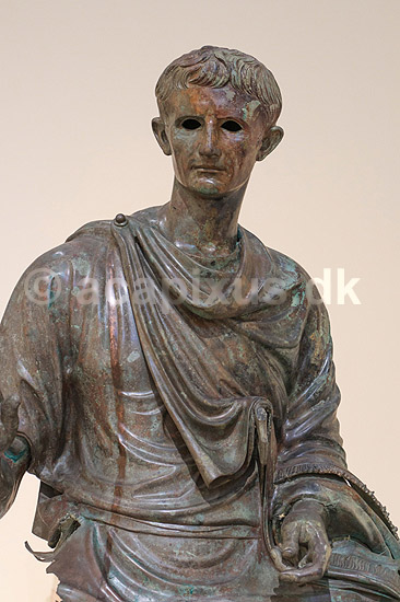 Kejser Augustus. Bronce statue forestillende kejser Augustus (27 fk - ek 14),  Udstillet Ark�ologisk Museum i Athen; ; Nationalark�ologisk Museum / Athen; Gr�kenland; ; Sev�rdigheder; Hellas, ark�ologi, historie, museum, udstillinger, romeriget