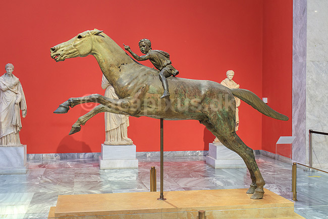 The Horse and Jockey. Bronce statue forestillende hest med rytter, Udstillet Ark�ologisk Museum i Athen; ; Nationalark�ologisk Museum / Athen; Gr�kenland; ; Sev�rdigheder; Hellas, ark�ologi, historie, museum, udstillinger, Artemision Bronze