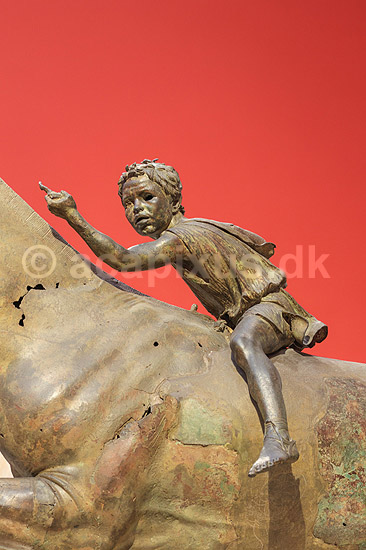 The Horse and Jockey. Bronce statue forestillende hest med rytter, Udstillet Ark�ologisk Museum i Athen; ; Nationalark�ologisk Museum / Athen; Gr�kenland; ; Sev�rdigheder; Hellas, ark�ologi, historie, museum, udstillinger, Artemision Bronze