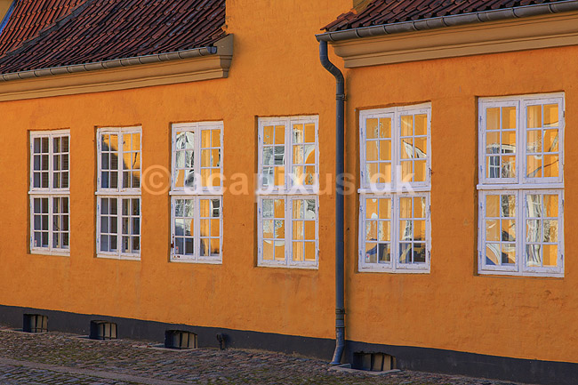 Roskilde Pal�. Roskilde Pal�, St�ndertorvet 3. Kongeligt pal� bygget 1733-36, tegnet af hofbygmester Lautitz de Thurah. M�dested for St�nderforsamlingen i 1835-48 - forl�ber for folkestyret. Pal�et indeholder i dag Museet for Samtidskunst og kontorer for Roskilde Stift og biskop; ; Roskilde; Danmark; ; ; Museer
