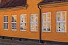 Roskilde Pal�. Roskilde Pal�, St�ndertorvet 3. Kongeligt pal� bygget 1733-36, tegnet af hofbygmester Lautitz de Thurah. M�dested for St�nderforsamlingen i 1835-48 - forl�ber for folkestyret. Pal�et indeholder i dag Museet for Samtidskunst og kontorer for Roskilde Stift og biskop  Roskilde Danmark   Museer