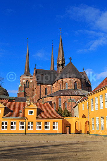 Roskilde Pal�. Roskilde Pal� med Roskilde Domkirke i baggrunden, St�ndertorvet 3. Kongeligt pal� bygget 1733-36, tegnet af hofbygmester Lautitz de Thurah. M�dested for St�nderforsamlingen i 1835-48 - forl�ber for folkestyret. Pal�et indeholder i dag Museet for Samtidskunst og kontorer for Roskilde Stift og biskop; ; Roskilde; Danmark; ; ; Museer