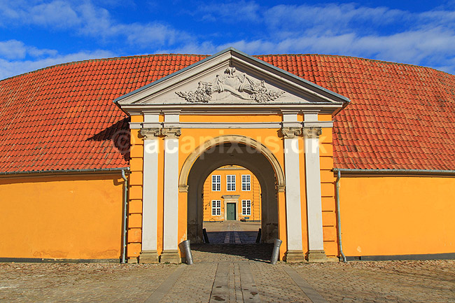 Roskilde Pal�. Roskilde Pal�, St�ndertorvet 3. Kongeligt pal� bygget 1733-36, tegnet af hofbygmester Lautitz de Thurah. M�dested for St�nderforsamlingen i 1835-48 - forl�ber for folkestyret. Pal�et indeholder i dag Museet for Samtidskunst og kontorer for Roskilde Stift og biskop; ; Roskilde; Danmark; ; ; Museer