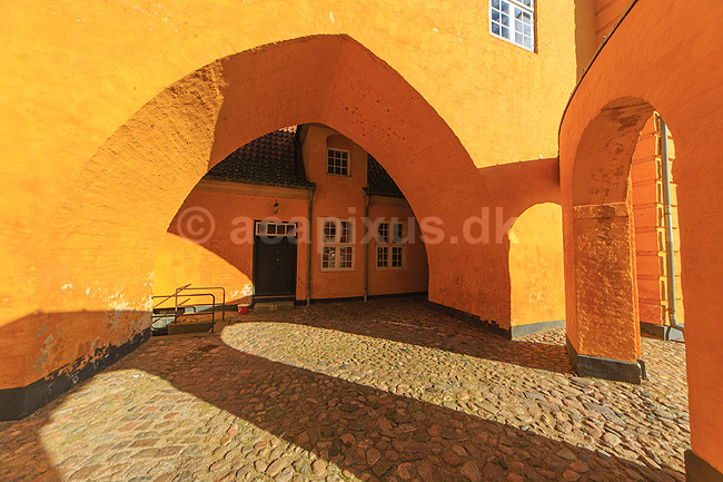 Roskilde Pal�. Roskilde Pal�, St�ndertorvet 3. Kongeligt pal� bygget 1733-36, tegnet af hofbygmester Lautitz de Thurah. M�dested for St�nderforsamlingen i 1835-48 - forl�ber for folkestyret. Pal�et indeholder i dag Museet for Samtidskunst og kontorer for Roskilde Stift og biskop; ; Roskilde; Danmark; ; ; Museer
