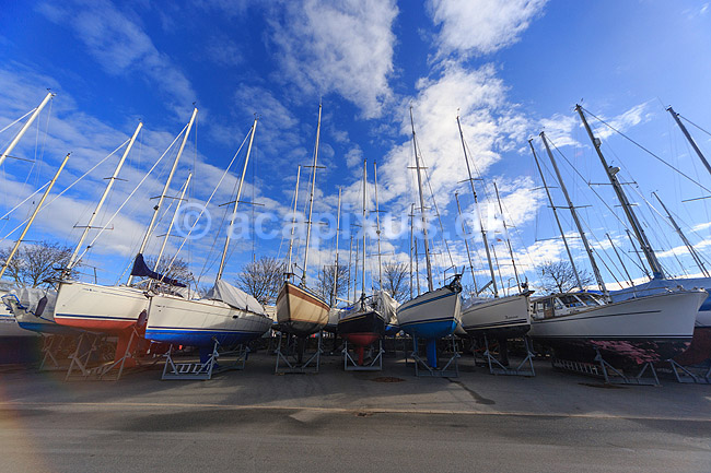 Sejlb�de. Sejlb�de trukket op for vinteren p� Vindeboder ved Roskilde Havn; ; Roskilde; Danmark; ; ; Sejlsport, sejlads, master