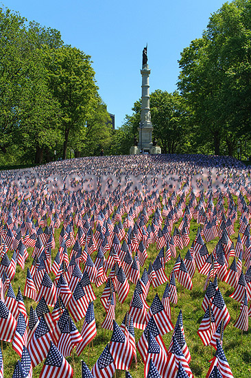 Memorial day. Skov af sm� flag ved Soldiers and Sailors Monument i Boston Common p� Memorial Day, som er en helligdag i USA, hvor man mindes dem, som er faldet under tjeneste i landets v�bnede styrker. Helligdagen afholdes hvert �r den sidste mandag i maj.Mange mindes ogs� bare dem man har mistet gennem tiden, som ikke n�dvendigvis d�de under krigen; ; Boston / Massachusetts; USA; ; ; Stars and Stribes