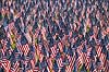 Memorial day. Skov af sm� flag ved Soldiers and Sailors Monument i Boston Common p� Memorial Day, som er en helligdag i USA, hvor man mindes dem, som er faldet under tjeneste i landets v�bnede styrker. Helligdagen afholdes hvert �r den sidste mandag i maj.Mange mindes ogs� bare dem man har mistet gennem tiden, som ikke n�dvendigvis d�de under krigen  Boston / Massachusetts USA   Stars and Stribes