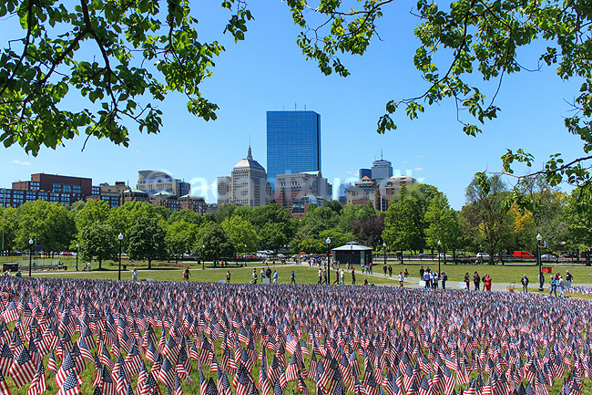 Memorial day. Skov af sm� flag ved Soldiers and Sailors Monument i Boston Common p� Memorial Day, som er en helligdag i USA, hvor man mindes dem, som er faldet under tjeneste i landets v�bnede styrker. Helligdagen afholdes hvert �r den sidste mandag i maj.Mange mindes ogs� bare dem man har mistet gennem tiden, som ikke n�dvendigvis d�de under krigen; ; Boston / Massachusetts; USA; ; ; Stars and Stribes
