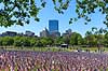 Memorial day. Skov af sm� flag ved Soldiers and Sailors Monument i Boston Common p� Memorial Day, som er en helligdag i USA, hvor man mindes dem, som er faldet under tjeneste i landets v�bnede styrker. Helligdagen afholdes hvert �r den sidste mandag i maj.Mange mindes ogs� bare dem man har mistet gennem tiden, som ikke n�dvendigvis d�de under krigen  Boston / Massachusetts USA   Stars and Stribes